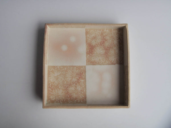 Rectangular box plate with red hishikomon